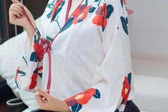 HuaYang花漾 - 扫码领取赵惟依coco泳衣免费合集，哪位小伙伴推了一波桃花？