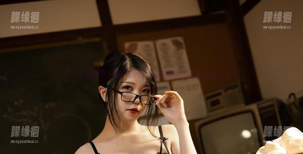 像一本图画书一样，Leah梓未的婚纱私拍内容让人分心