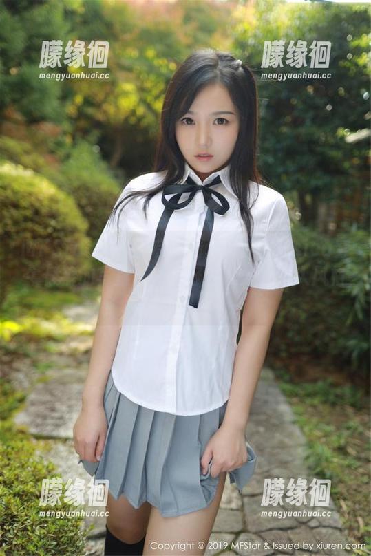 MFStar模范学院-蒋小静Jessica MFStar模范学院 - 看蒋小静Jessica穿牛仔裤的写真:这牛仔裤也太有个人风格了吧!