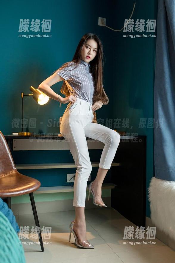 Sia不吃鱼 微密圈 - Sia不吃鱼的空姐在线,原图似乎把我带进了一段无声的旅程。