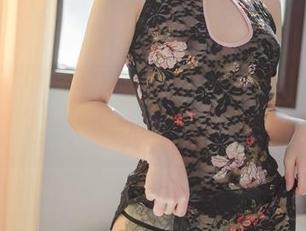 Sira(시라)的私拍，白色的那抹色彩在原图中消失了，是幻觉吗？
