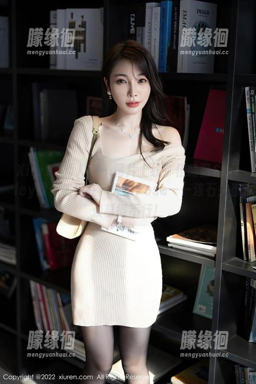 Xiuren秀人网 - 图片上线！伍晓丽Shirley教你如何在户外摆Pose——连石头都羡慕得不行！