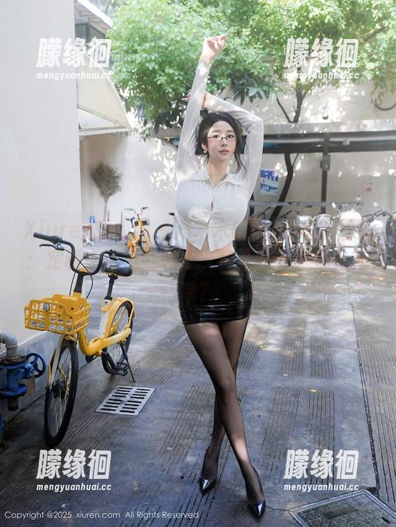 Xiuren秀人网-冯木木LRIS Xiuren秀人网 - 冯木木LRIS的丝袜图集:定制中带点儿调皮,何止是光腿这么简单?