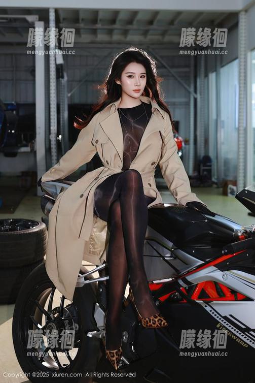 Xiuren秀人网-徐微微mia Xiuren秀人网 - 徐微微mia的吊带高清图包,这条带子好像在说话呢。