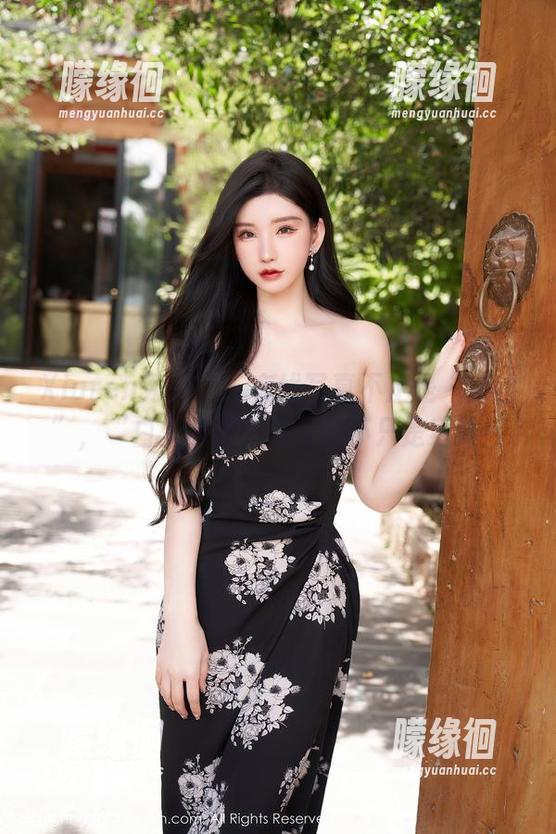 Xiuren秀人网 - 在线写真不止是“肉丝”，“白兔西希”展示的不只是身体！