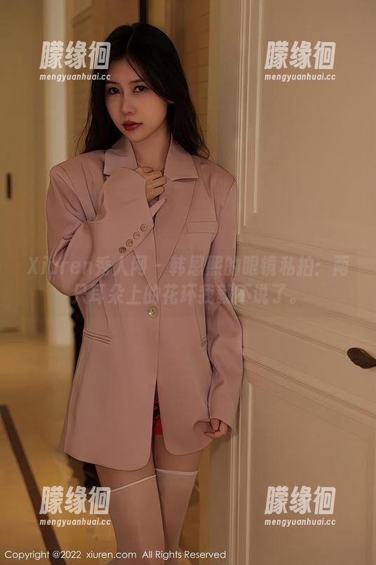 Xiuren秀人网 - 韩恩熙的眼镜私拍：两只耳朵上的花环我就不说了。