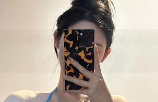 微密圈 - 不爱笑的赛琳俏皮的蓝色连体比基尼，这波图包能撩到谁，小心你被说昵称哦！