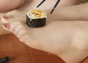 丽柜 - 文静的厨娘写真：食材在旁，我却只顾看她的姿态
