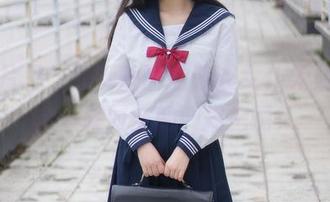 这照片里，兔玩映画的胶衣女仆无疑是一条穿越时空的…扫把啊！