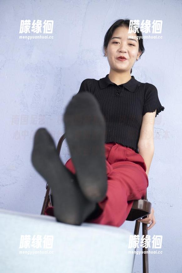 南国足艺-柳柳 南国足艺 - 柳柳最新私拍,沙发秀美脚,心中的‘肉丝’竟如此撩人,难道沙发本身也会妒忌?