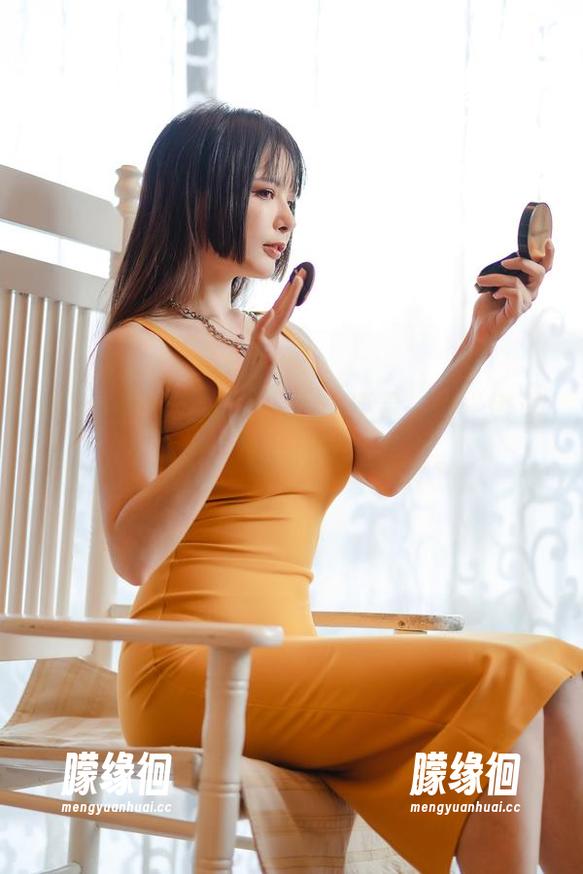 夏小秋秋秋的白裙是cos还是一件“懒洋洋”的更新？慢慢品味吧。