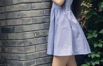 头条女神 - 夏日系列图片，就像乔安、冰淇淋和我，在同一个泳池里喝着鸡尾酒。