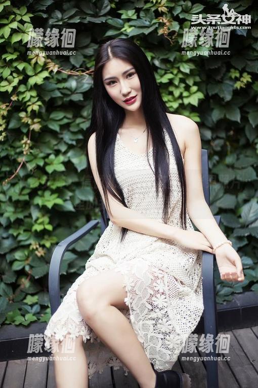 头条女神 - 信悦儿教你穿灰丝，结果照片里的我差点撞到壁！