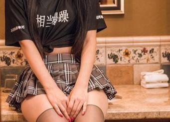 头条女神 - 原图扑面而来，李丽莎毫无顾忌地向我展现她的裸足。