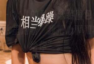 头条女神 - 火儿的私房泳装图包，是典型的“你在水里泡着，我把心事和妆容全留给你”。