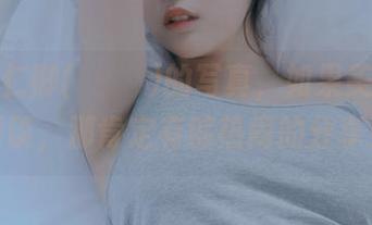 来看姜仁卿(강인경)的写真，如果美脚还会攀谈，那肯定有够热闹的分享！