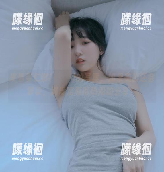 来看姜仁卿(강인경)的写真，如果美脚还会攀谈，那肯定有够热闹的分享！