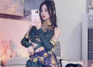 小小奶瓶儿的泳池写真，壁纸风潮令人难以抗拒，来一张！