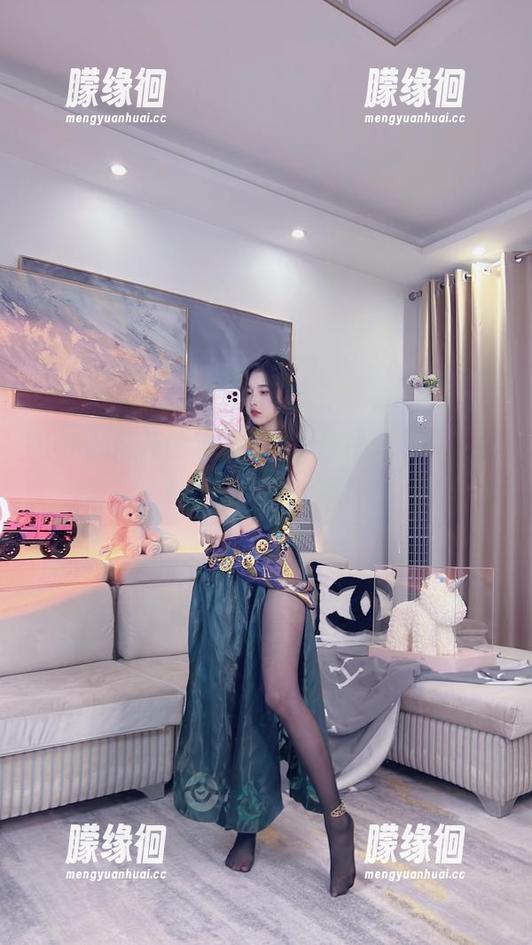 小小奶瓶儿的泳池写真，壁纸风潮令人难以抗拒，来一张！