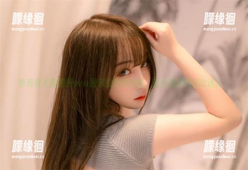 快来看尤猫醒醒ovo居家的随性原图，轻松感居然如此迷人。