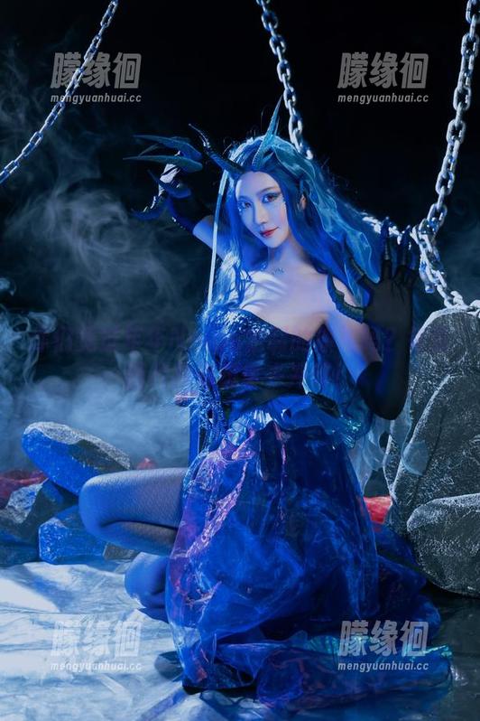 年年Nnian 你们见过年年Nnian定制的旗袍吗?每张图片我都想拿去冲印!