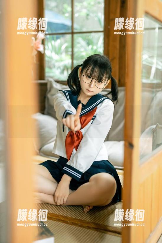 幼水铃衣连衣裙曝光，最新原图中那丝毫不刻意的轻松，是种无意识的帅。
