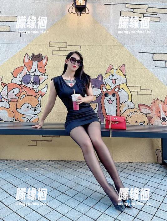 张老师 微密圈 - 在线见证:张老师与体操服的轻松一刻