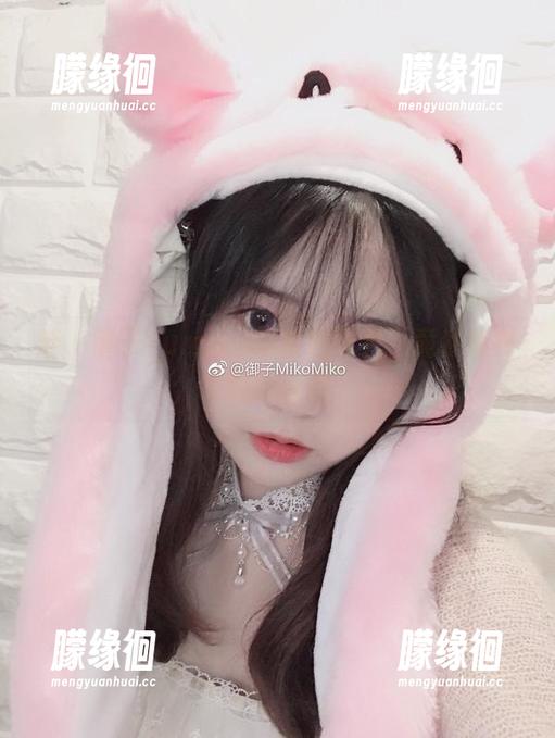 御子Yumiko 哇,御子Yumiko的粉色图包,竟然有种模糊的诱惑。