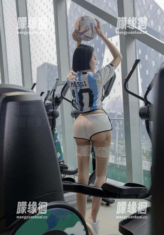 微密圈 - 注意！果儿Victoria的黑丝短裙图包来了，热辣到让空气都变得紧张！