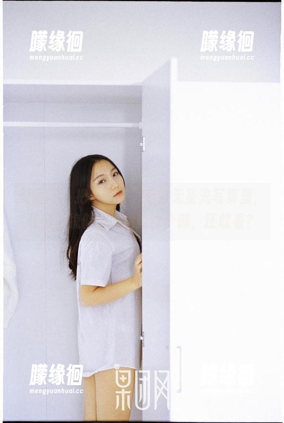 果团网-裴希西 果团网 - 把“秘密”藏进无圣光写真里,裴希西貌似在说我就偷个懒,还敢看?
