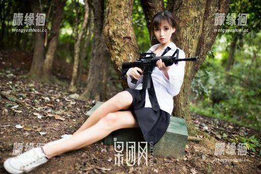 果团网 - 龚玥菲的最新写真：夏天的热浪中她怎样清凉应对