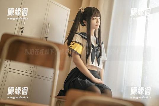 私拍在红烛下，桃良阿宅带你领略家里的小混乱！