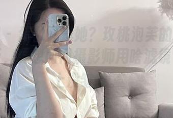 微密圈 - 怎么又是她？玫桃泡芙的旅拍美图更新，真想问问摄影师用啥滤镜让她脸上没皱纹。