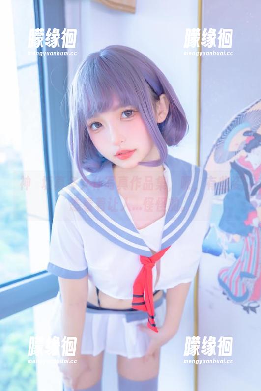 神楽坂真冬女仆写真作品集，呃，有些姿态看着让人...怪怪的。