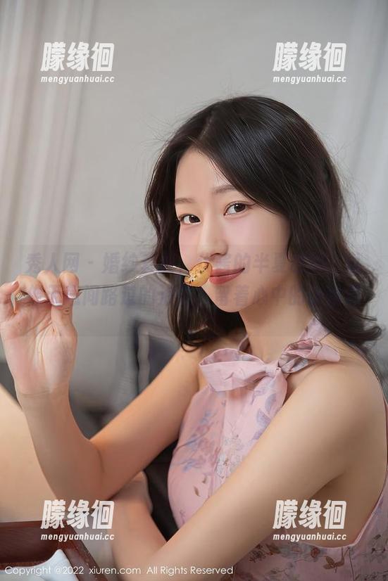 秀人网-优酱 秀人网 - 婚纱套图,优酱的半夏暖风,就像无意间路过的浪漫,留着心中的小憧憬。