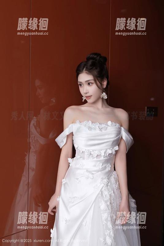 秀人网 - 林文文的白衬衫：一场秘书装的轻松写真