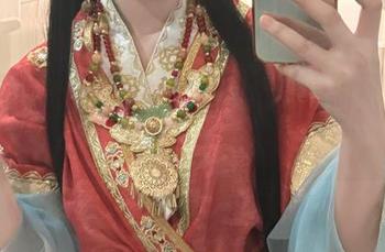 看秋山AkI的护士作品，真心想问：这裙子从哪里来的？
