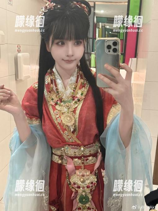 秋山AkI 看秋山AkI的护士作品,真心想问:这裙子从哪里来的?