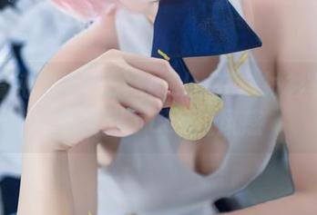 略显清纯的纸悦Etsu_ko在白衬衫和更新中找到了cos拉风感