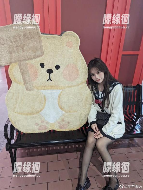 芊芊酱w 等不及要看看芊芊酱w的美脚,都能出图包了!