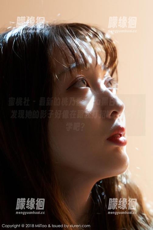 蜜桃社 - 最新的桃乃香Tina黑白作品集，发现她的影子好像在跟我打招呼，这不科学吧？