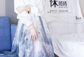 袜啵啵 - 原图解析：甜甜圈与厚黑丝五指袜的奇特组合，不懂的请自行脑补。