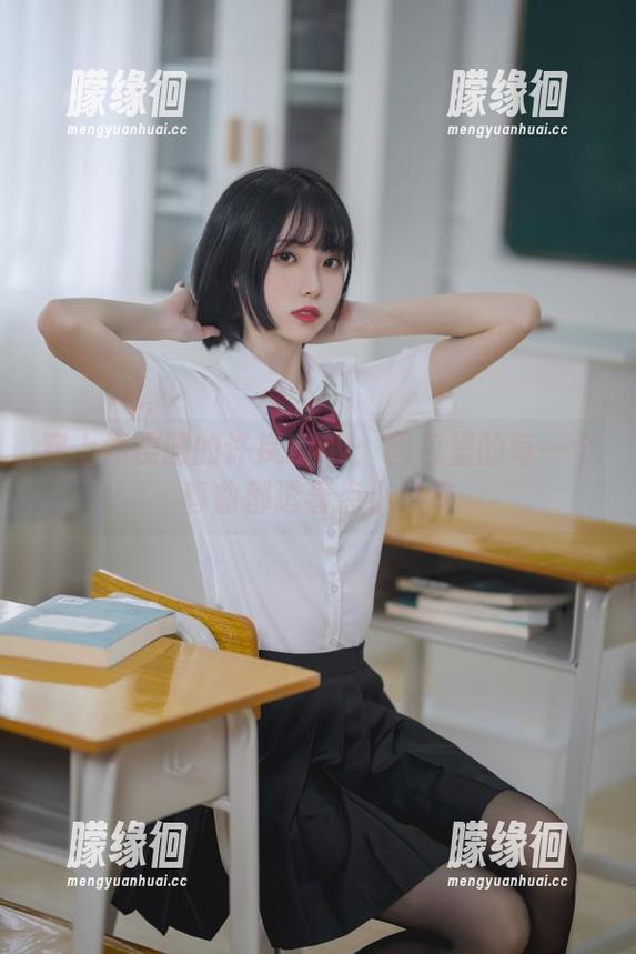 许岚LAN 穿上体操服的许岚LAN:图包里的每一个弯曲都透着点小顽皮