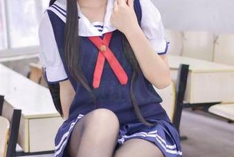 原图中雪琪SAMA的婚纱，随便一摆就那么美，真让人嫉妒！