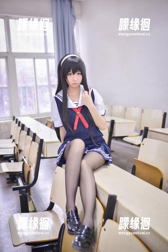 原图中雪琪SAMA的婚纱，随便一摆就那么美，真让人嫉妒！