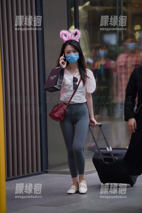 魔镜街拍-婷婷 魔镜街拍 - 本周美图分享:婷婷黑丝的工作日常,老板看了要直呼过瘾!