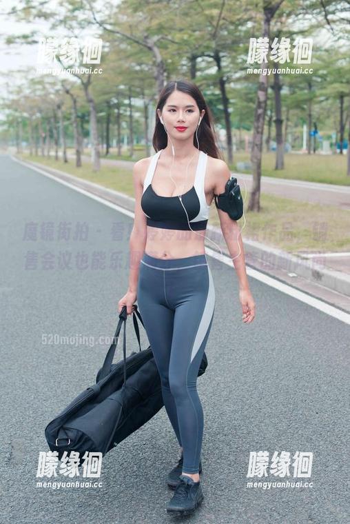 魔镜街拍-婷婷 魔镜街拍 - 看!婷婷的最新粉裙作品,销售会议也能乐趣满分,销售主管的新风尚!