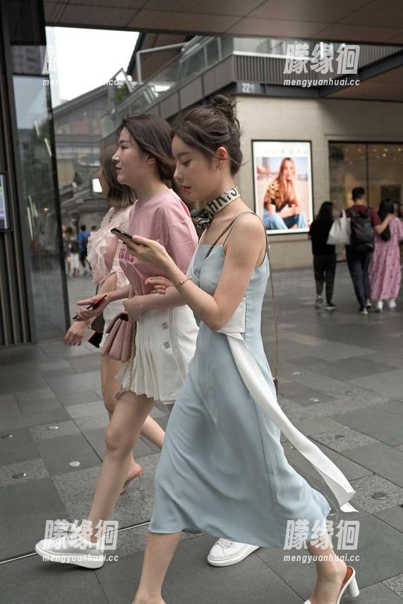 魔镜街拍又放大招：夜色中的闪亮合集，点缀了我孤单的深夜！
